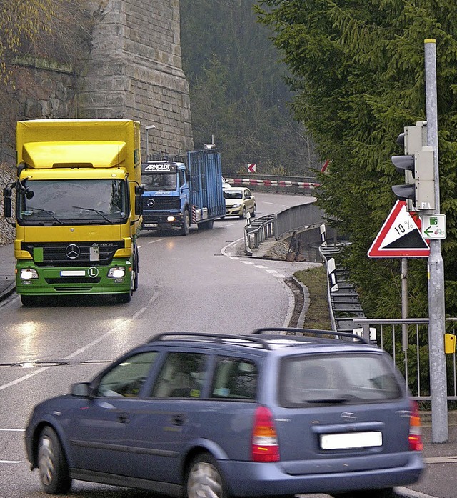 Als Gefahrenpunkt dringend korrekturbedrftig: die Autobahnabfahrt Hauenstein   | Foto: Archiv