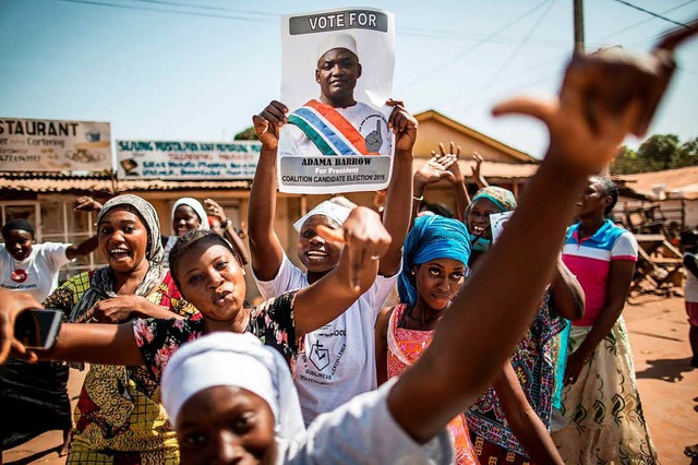 2016 jubelten die Menschen in Gambia ...enen Jahres das westafrikanische Land.  | Foto: AFP