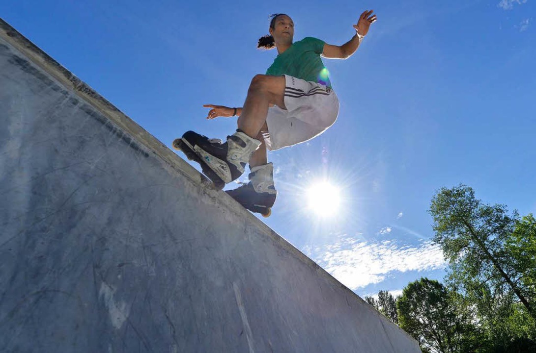 Im Skater-Himmel: Szene bei der Erffn...ten Teils der Anlage im Dietenbachpark  | Foto: Michael Bamberger