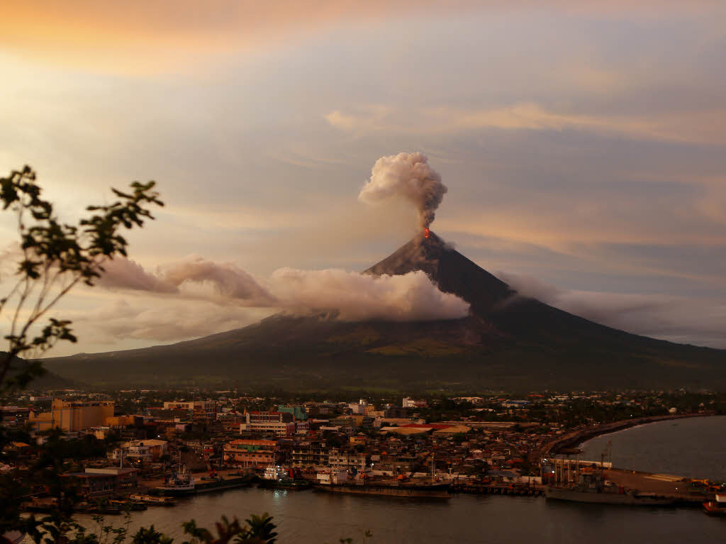 Der Vulkan Mayon auf den Philippinen brodelt. Mehr als 40 000 Menschen sind schon geflohen.