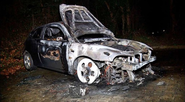 Vllig ausgebrannt. Der Alfa Romeo, de...Kippenheim in Flammen aufgegangen war.  | Foto: Wolfgang Knstle