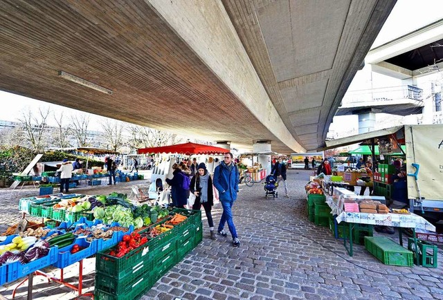 Der Sthlinger Markt bietet  Auswahl u... rechts ist der Stand vom Humberg-Hof.  | Foto: Michael Bamberger