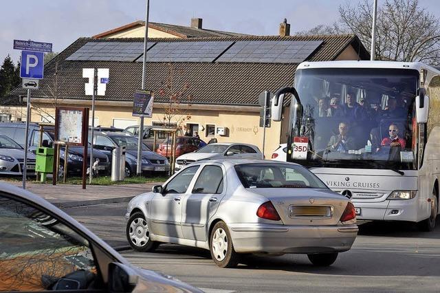 Busfahrer kritisieren neue Parkbucht am Heinrich-Ulmann-Platz