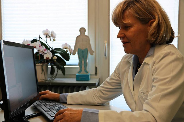 Brokram ist ihr lstig. Dr. Martina P...ng Ziffern in den Computer einzugeben.  | Foto: Martha Weishaar