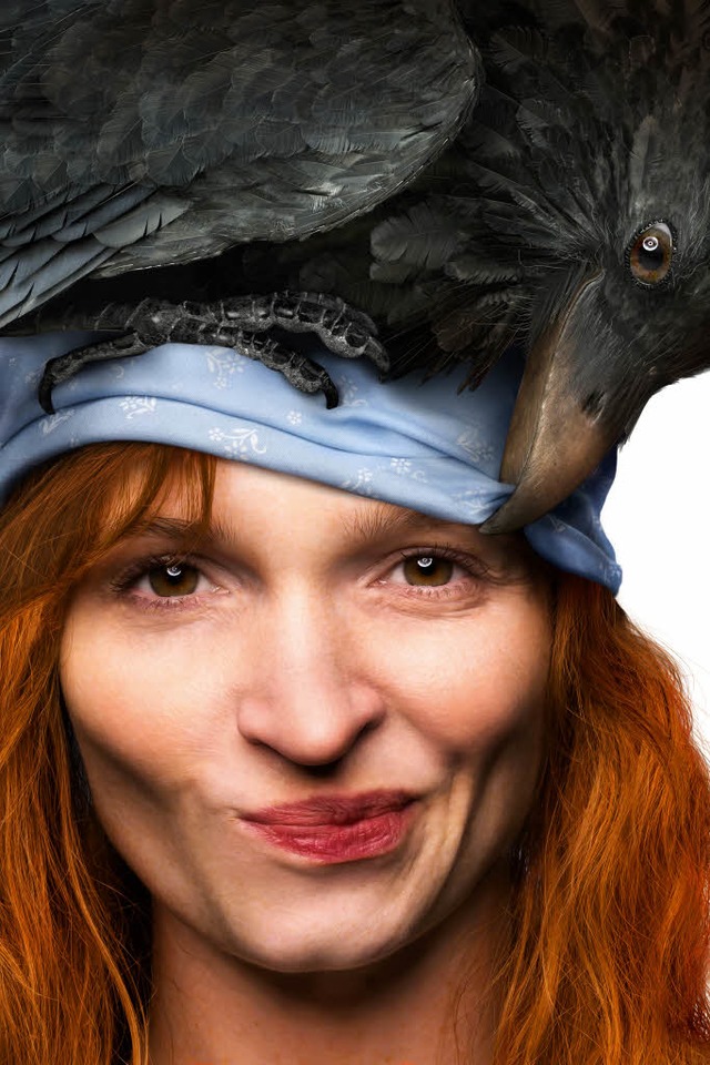 Karoline Herfurth als kleine Hexe mit dem Raben Abraxas  | Foto: Studiocanal