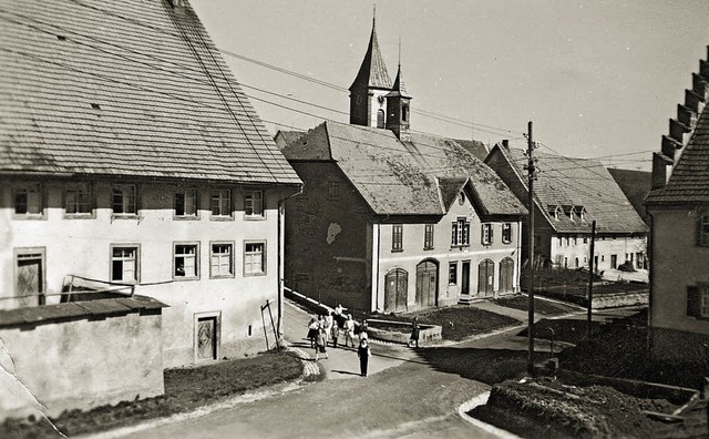 Fotos als Zeugen der Vergangenheit: Das alte Rathaus um 1935 (Bildmitte).  | Foto: Privat