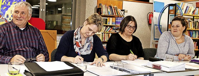 Der teilerneuerte Vorstand des Frderv... und  Nadine Rsch (Schriftfhrerin).   | Foto: Fabry