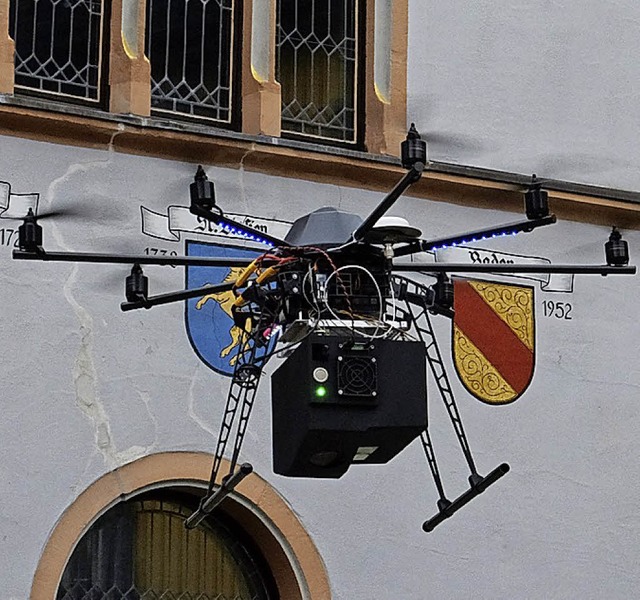Die Drohne bei der Arbeit in Staufen  | Foto: Holger Kock/Fraunhofer IPM