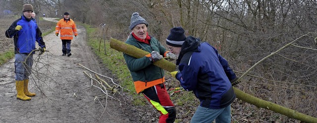 Die Efringen-Kirchener Natur- und Voge...erpflegearbeiten am Feuerbach mit an.   | Foto: Marco Schopferer