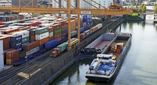 In den  Hfen in Kleinhningen, Mutten...000 Container-Einheiten umgeschlagen.   | Foto: Marc Eggimann