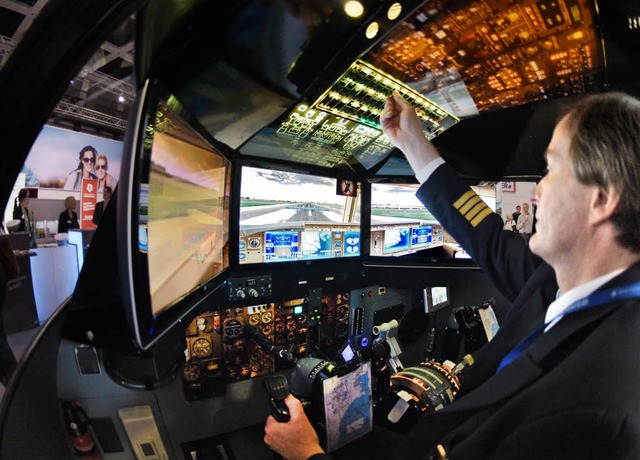 In den Flugsimulator kehren auch erfahrene Piloten regelmig zurck.  | Foto: dpa