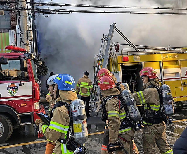 Feuerwehrleute kmpfen gegen den Brand im Krankenhaus an.   | Foto: AFP
