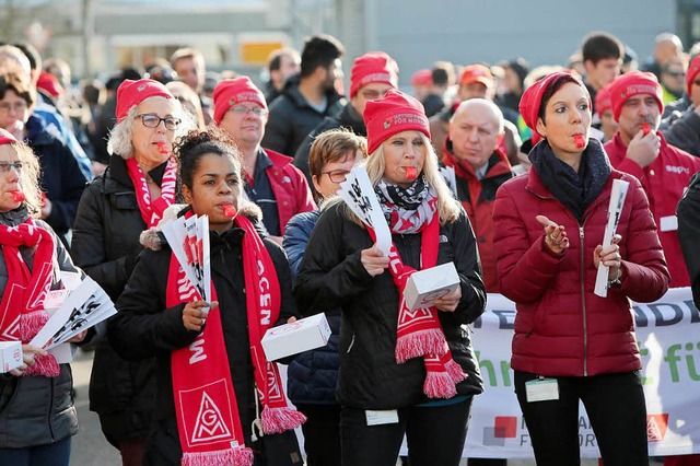 Mehrere hundert Angestellte kamen zum Warnstreik in die Senefelderstrae.  | Foto: Christoph Breithaupt