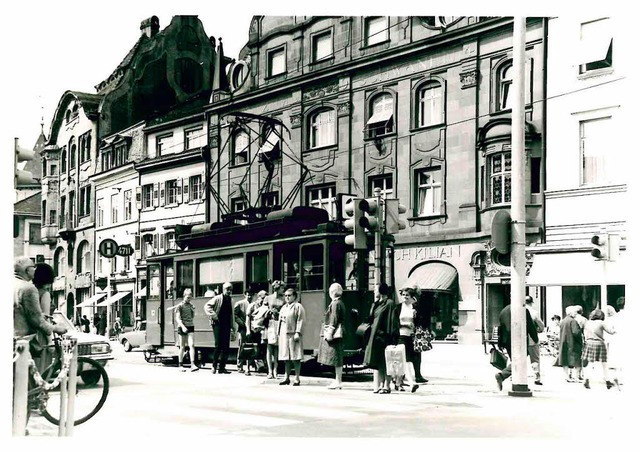 Das waren noch Zeiten, als die Tram du...en Autos und der Kleidung zu erkennen.  | Foto: BZ-Archiv