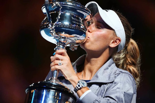 Caroline Wozniacki nahm den Daphne Akhurst Memorial Cup in Empfang  | Foto: dpa