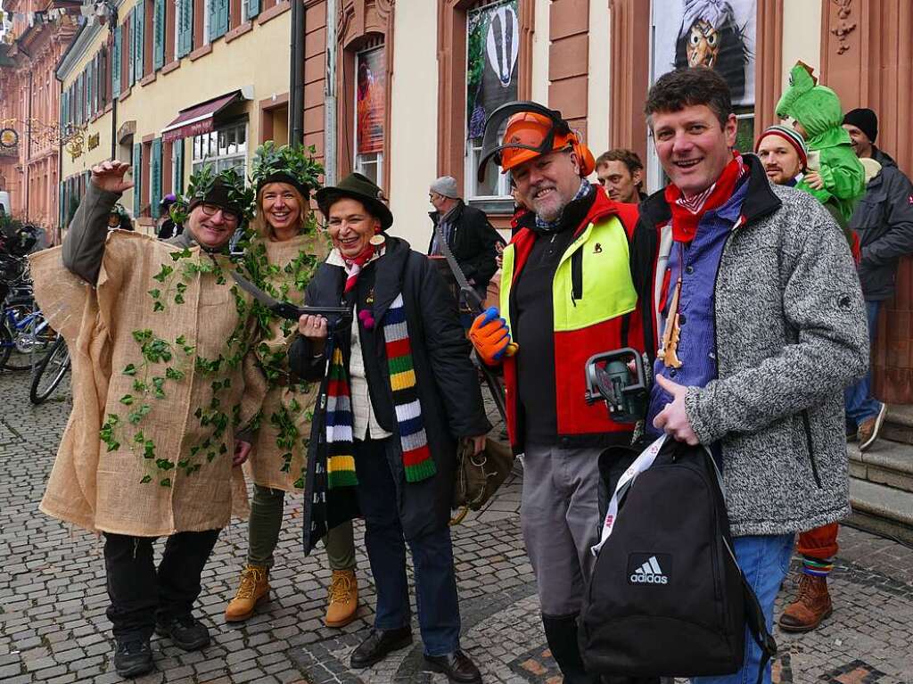 Baubrgermeister Oliver Martini, Finanzbrgermeister Hans-Peter Kopp und Oberbrgermeisterin Edith Schreiner traten als oberste Offenburger Baumabsger an. Tanja Keck und Klaus Seidel von der Stadtverwaltung mussten die wie Espenlaub zitternden Bume geben (von rechts).