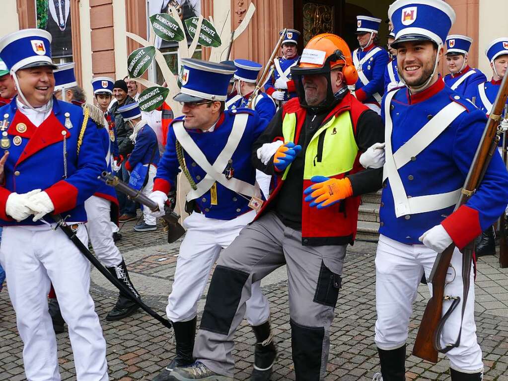 <ppp> und nahm die Rathausspitze fest. Da half auch Widerstand gegen die Staatsgewalt nichts.</ppp>