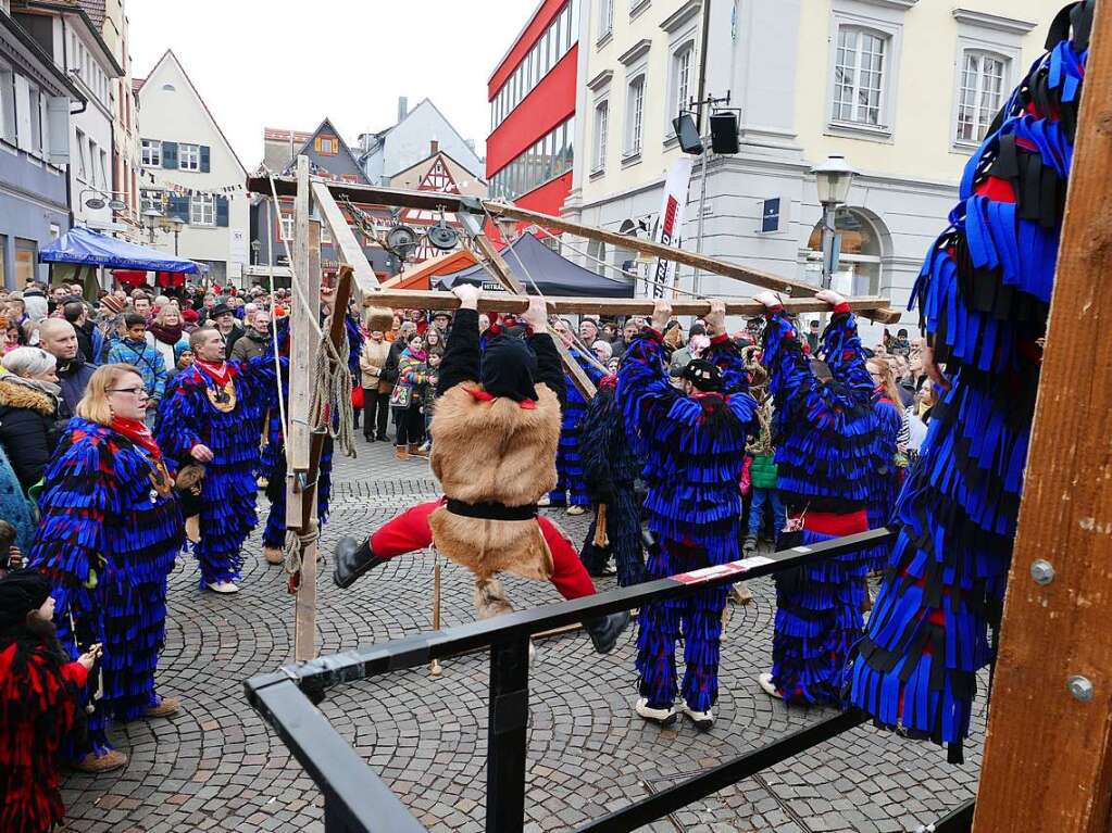 Dann bauten die Krabbenatze den Schindbock auf.