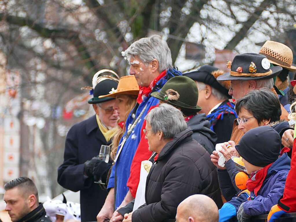 Leicht ldiert darf er dann auf der Ehrentribhne das Defile  der Narren abnehmen.