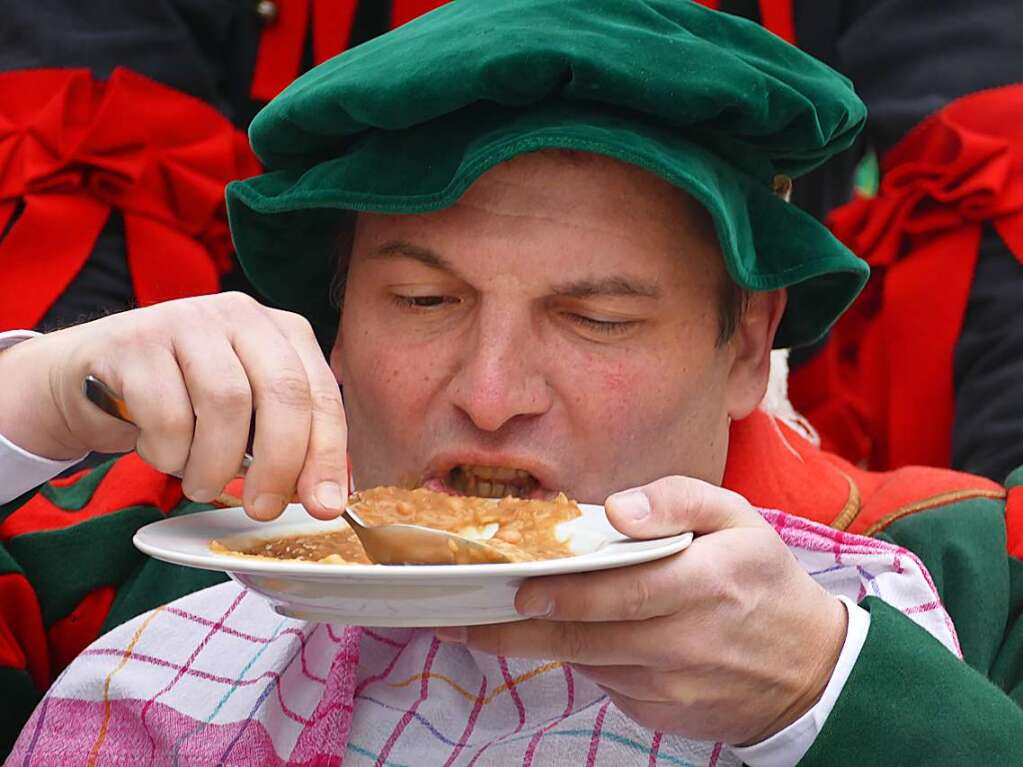 Dann ging’s zum Scheesenrennen. Als erste Aufgabe  musste ein Teller Bohneburger Bohnensuppe in Rekordzeit runtergeschlugnen werden.