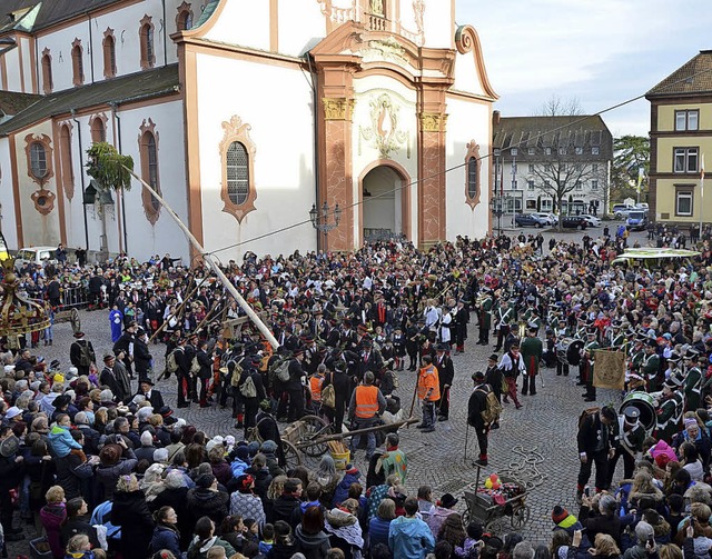 Hauruck: Traditionell wurde am Ersten ...nsterplatz der Narrenbaum aufgestellt.  | Foto:  trinler