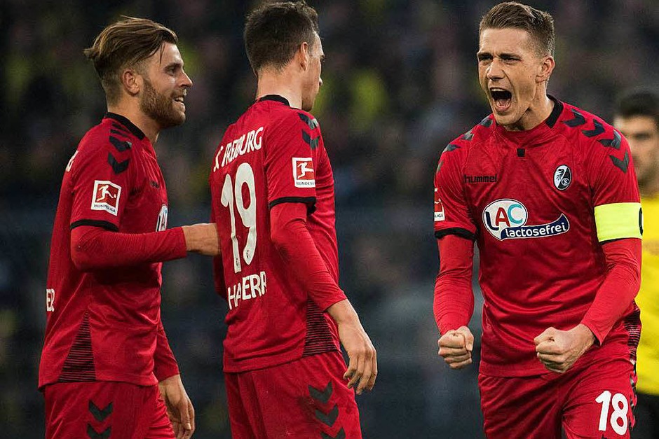 Jubel: Nils Petersen schießt wohl einer der schönste Tore seine Karriere und jubelt. (Foto: Bernd Thissen) Jubel: Nils Petersen schießt wohl einer der schönste Tore seine Karriere und jubelt. (Foto: Bernd Thissen)