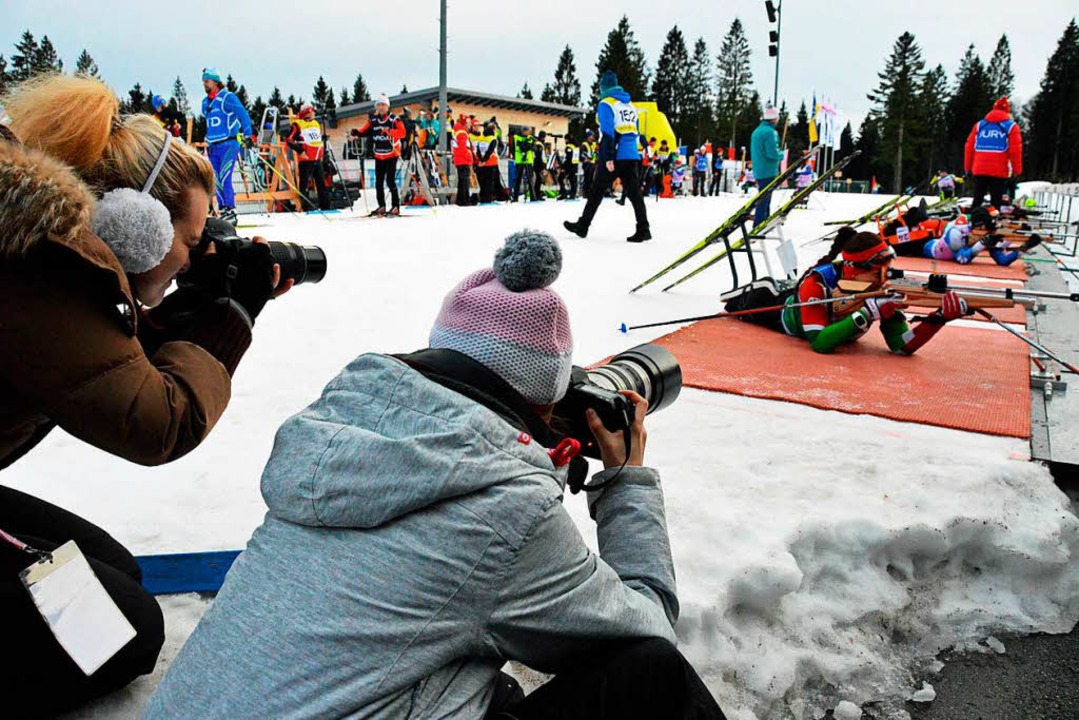 Diana Saurer (links) und Anja Hildenbr...estand ganz nah dran an den Athleten.  | Foto: Gerhard Lck