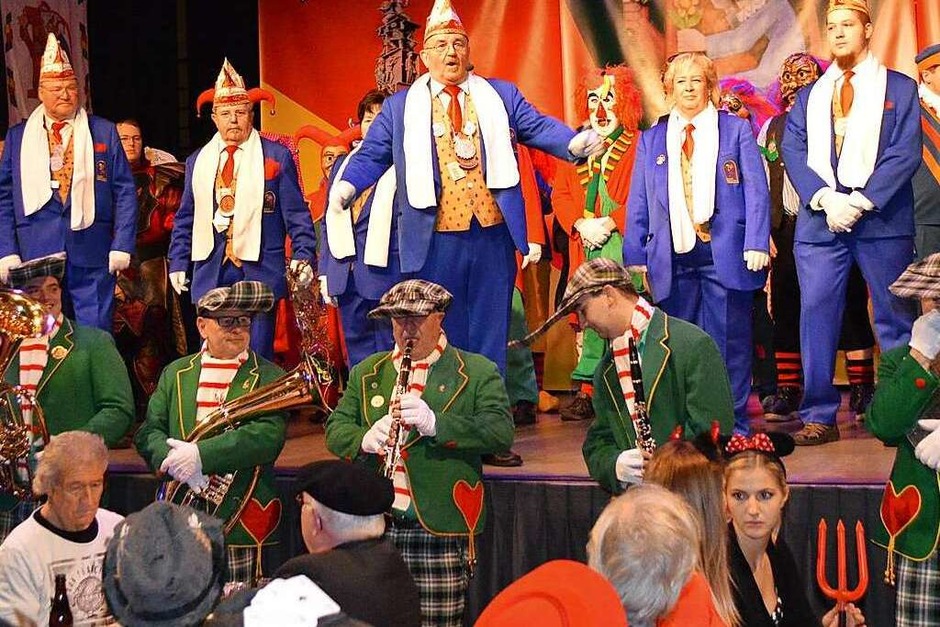 Die zahlreichen Akteure, Sänger, Schauspieler und Tänzer aus den Reihen der Maximale, der Latschari, der Grabbe und der Zunftmeister zauberten ein dreieinhalbstündiges kreatives Programm auf die Bühne. (Foto: Horatio Gollin) Die zahlreichen Akteure, Sänger, Schauspieler und Tänzer aus den Reihen der Maximale, der Latschari, der Grabbe und der Zunftmeister zauberten ein dreieinhalbstündiges kreatives Programm auf die Bühne. (Foto: Horatio Gollin)