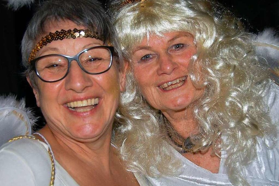 Zwei Engel aus dem Engelschor der Realschule. (Foto: Jutta Binner-Schwarz) Zwei Engel aus dem Engelschor der Realschule. (Foto: Jutta Binner-Schwarz)