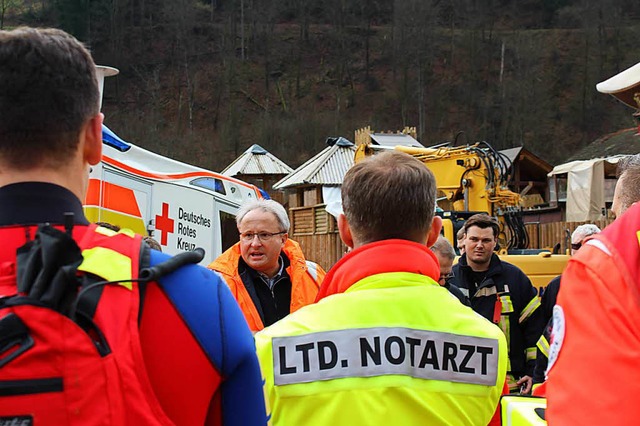 Rettungskrfte versammeln sich am Einsatzort in Zell-Atzenbach  | Foto: Martin Klabund