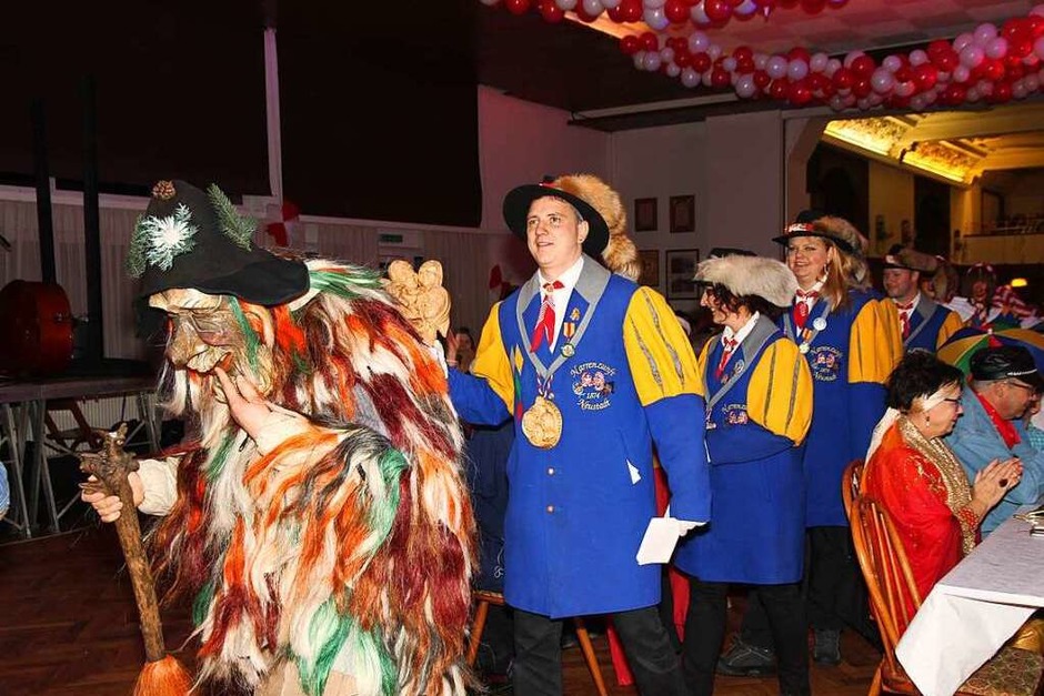 Tradtitionell war der Einmasch der Narrenzunft der Auftakt zum Kappenabend. (Foto: Eva Korinth) Tradtitionell war der Einmasch der Narrenzunft der Auftakt zum Kappenabend. (Foto: Eva Korinth)
