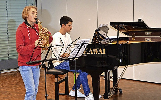 Vorspiel der Musikschler Anna (Saxofon) und Paolo (Klavier).  | Foto: Trogus