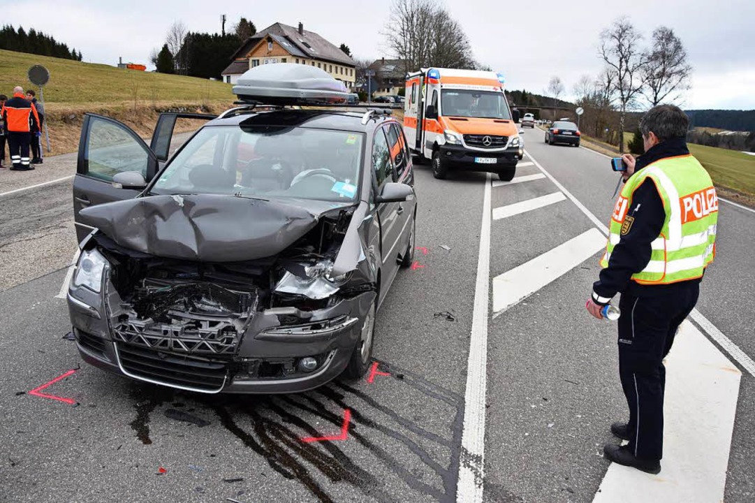 Drei Personen Bei Auffahrunfall Verletzt - Titisee-Neustadt - Badische ...