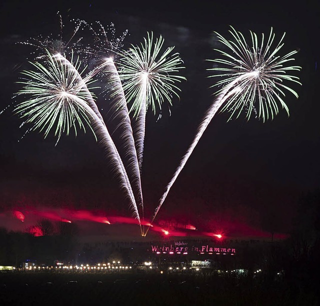 Farbenprchtig erleuchtete das Feuerwerk den Himmel.   | Foto: V. Mnch