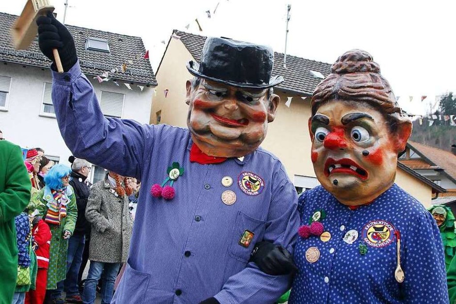 Am Sonntag zog das närrische Volk durch die Sulzer Straßen. (Foto: Heidi Foessel) Am Sonntag zog das närrische Volk durch die Sulzer Straßen. (Foto: Heidi Foessel)