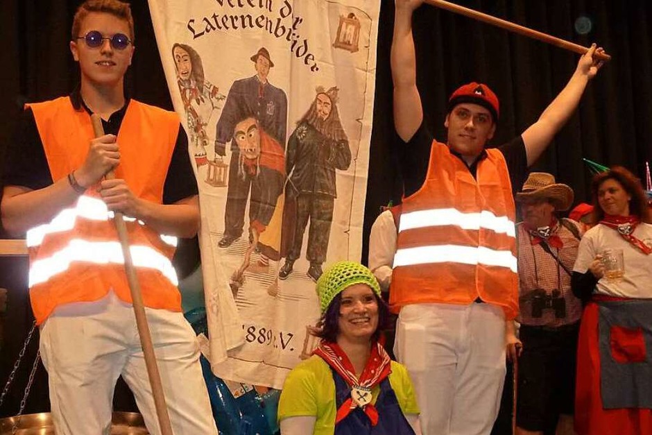 Die Laternenbrüder hielten die Fahne hoch – im wahren wie im übertragenen Sinn. (Foto: Heidrun Simoneit) Die Laternenbrüder hielten die Fahne hoch – im wahren wie im übertragenen Sinn. (Foto: Heidrun Simoneit)