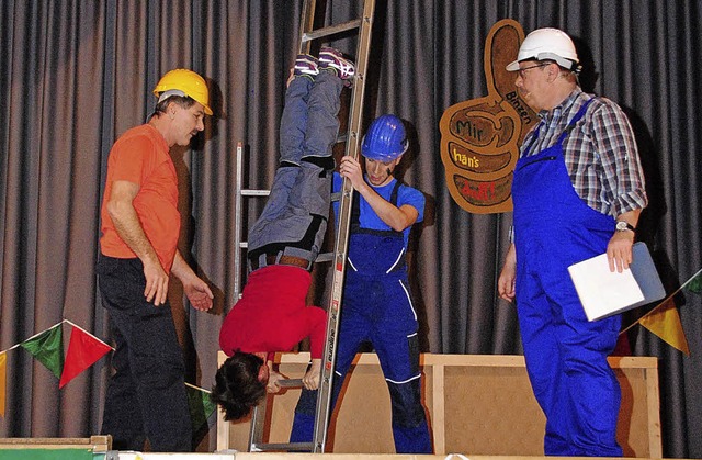 Die Bauarbeiter  fhrten  gespickt mit...atik  durchs Programm des Zunftabends.  | Foto: Sedlak