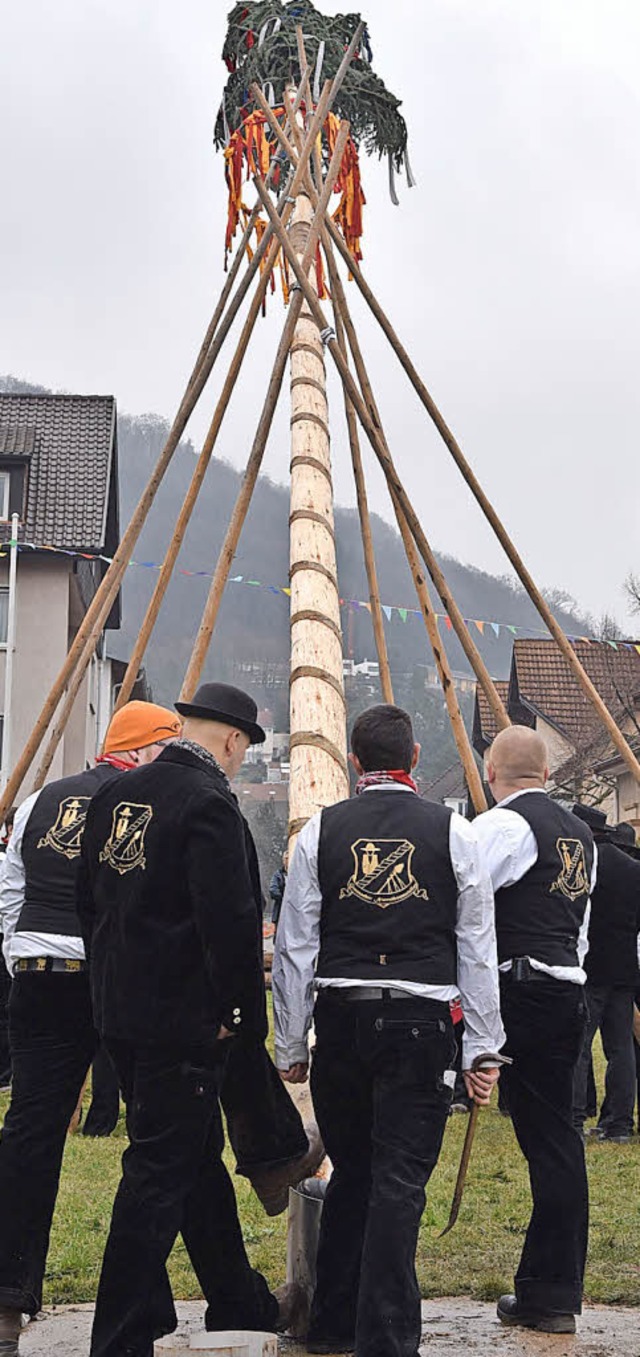 Fast eine Tonne stemmten die Narrenbau... mit reiner Muskelkraft  in die Hhe.   | Foto: Eckert