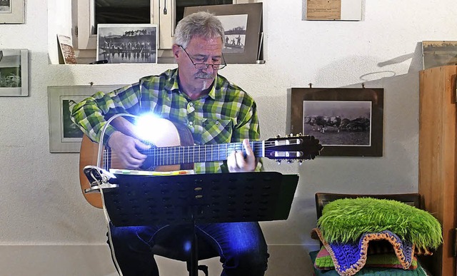 Einen Soloauftritt mit Gesang und Gita...&#8220; beim Brauchtumsverein Eichen.   | Foto: Stefan Ammann