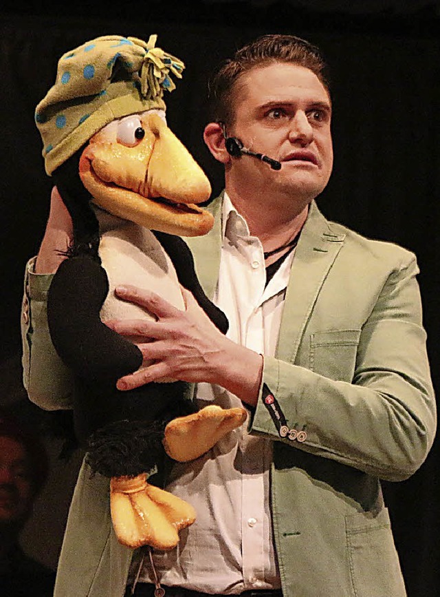 Bauchredner Tobias Gnacke   mit Pingui...und &#8222;Waltraud vo Altwiil&#8220;.  | Foto: Katharina Bartsch
