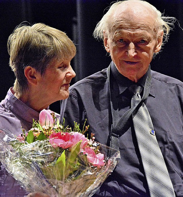 Adolf Kaiser, hier mit seiner Frau Ros... als 60 Jahren blasmusikalisch aktiv.   | Foto: ruda