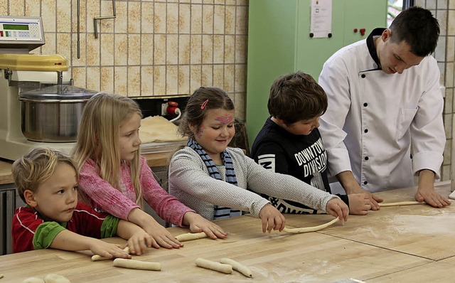 Die Kleinsten durften mit Jonas Muffler Brezeln formen.   | Foto: Bartsch