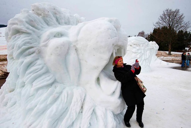 Selfie mit Schneelwe. Die Skulptur he...sie Peter Hermann und Grant Rundblade.  | Foto: dpa