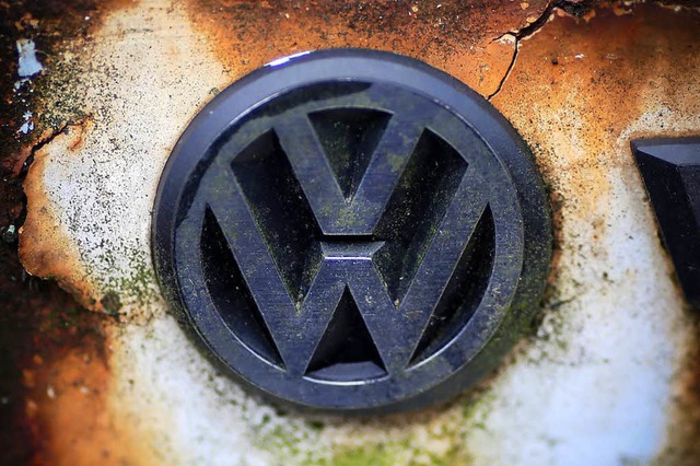 Die Verstrickung des VW-Konzerns in Ti...abgasen hat breite Emprung ausgelst.  | Foto: dpa