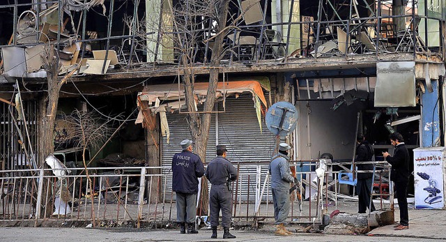 Sicherheitskrfte inspizieren in Kabul ein zerstrtes Gebude.  | Foto: dpa