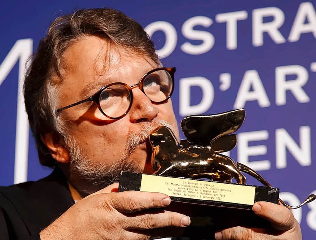 Der Regisseur Guillermo del Toro ksst...vorwrfe wegen der Handlung des Films.  | Foto: dpa