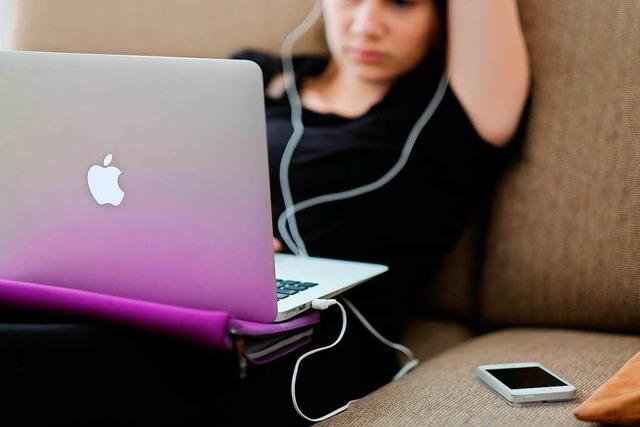 Weniger online zu sein, macht Teenager glcklicher
