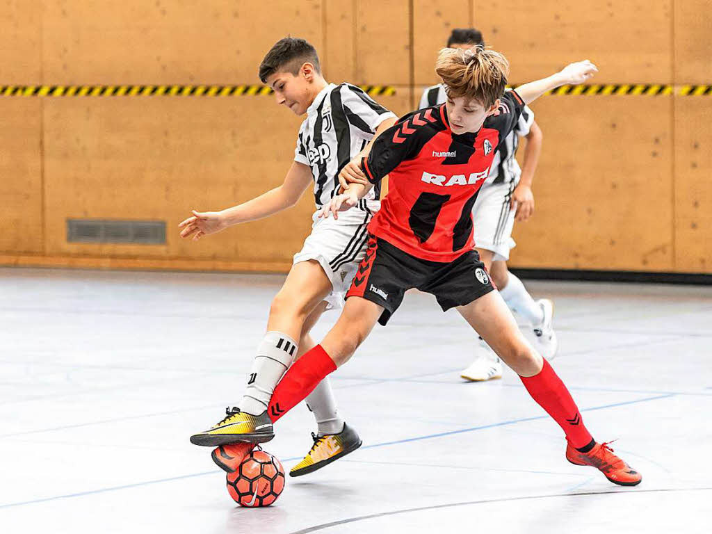 Meiner! Die U14 des SC Freiburg (rechts) im Zweikampf mit Juventus Turin