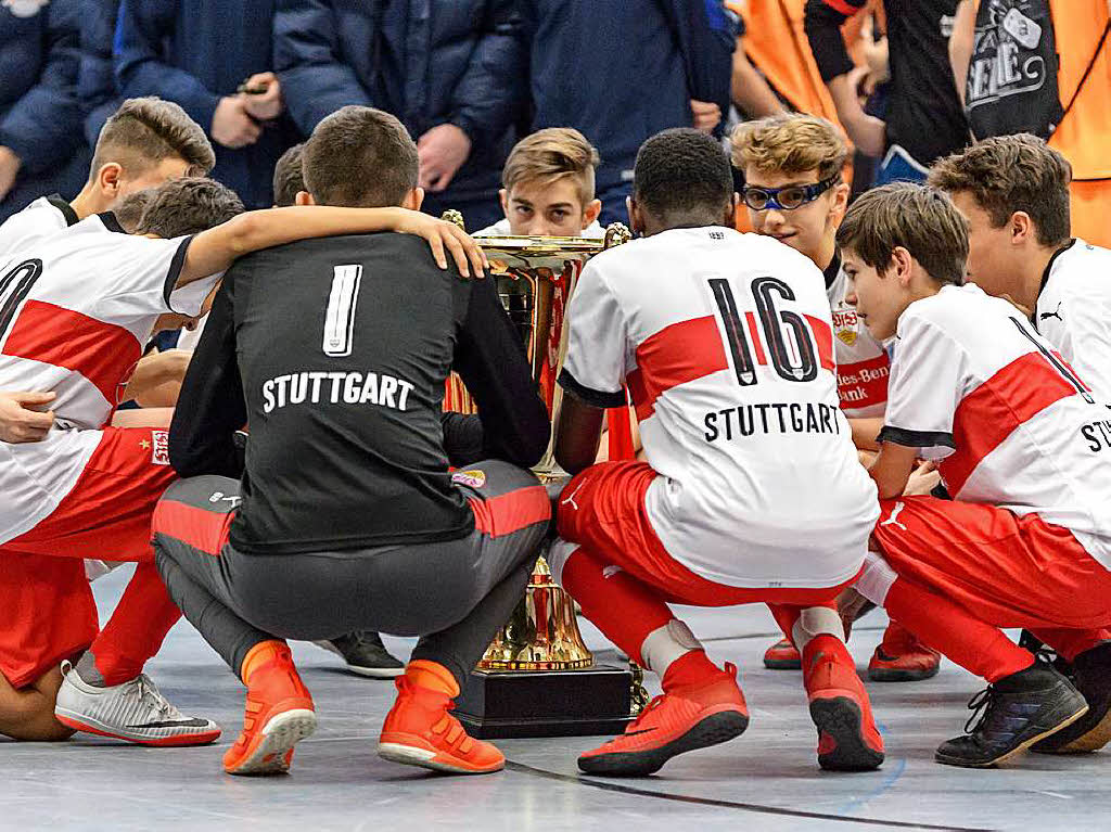 Die Jugendfuballer des VfB Stuttgart wissen bereits, wie man das Zelebrieren eines Turniersieges langsam aufbaut.