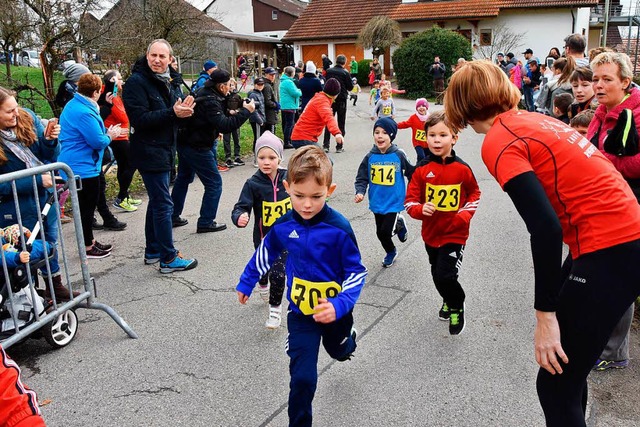 Auch viele Kinder gaben beim Benefizlauf in Adelhausen ihr Bestes.  | Foto: Heinz u. Monika Vollmar